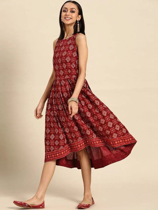 Deep back box pleated Dress in Maroon Print