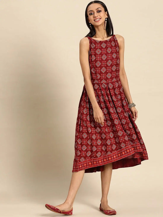 Deep back box pleated Dress in Maroon Print