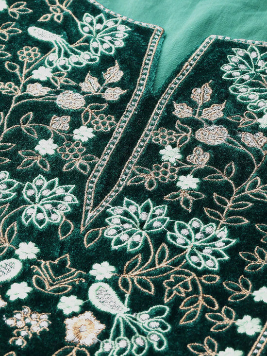 Green Velvet Flute Sleeve Embroidery Kurta