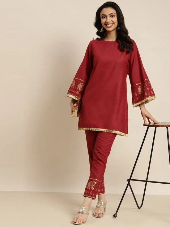 Women Maroon Elephant Border Foil Print Short Kurta