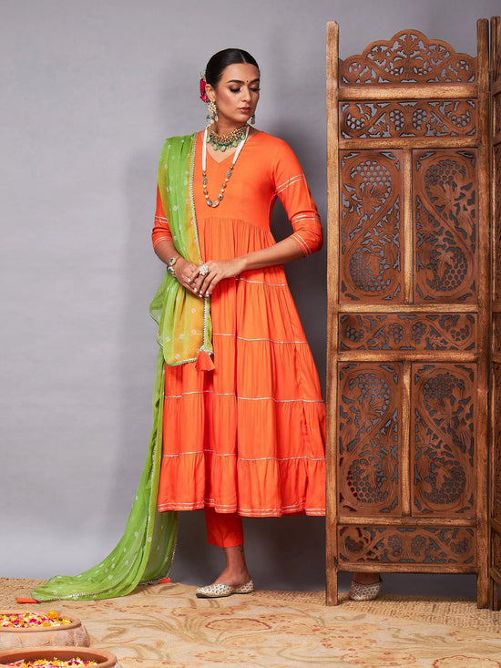 Women Orange Tiered Kurta Set With Green Bandhej Dupatta