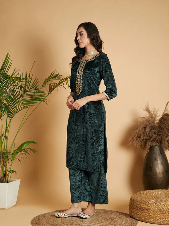 Women Emerald Embroidered Straight Kurta